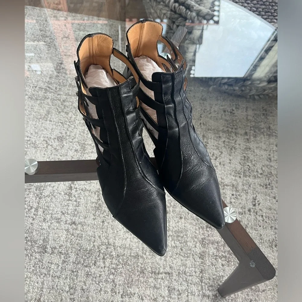 John Fluevog Truth Bekkie Black
Strappy Leather Gorh Designer Ankle Boots Sz 8 - Picture 5 of 14